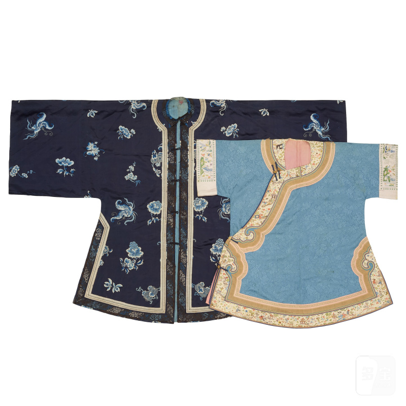 晚清 淺藍地暗花緞纕邊女袍 及 深藍絲錦地綉花蝶紋女袍 | TWO BLUE-GROUND EMBROIDERED SILK LADY'S ROBES - 图3